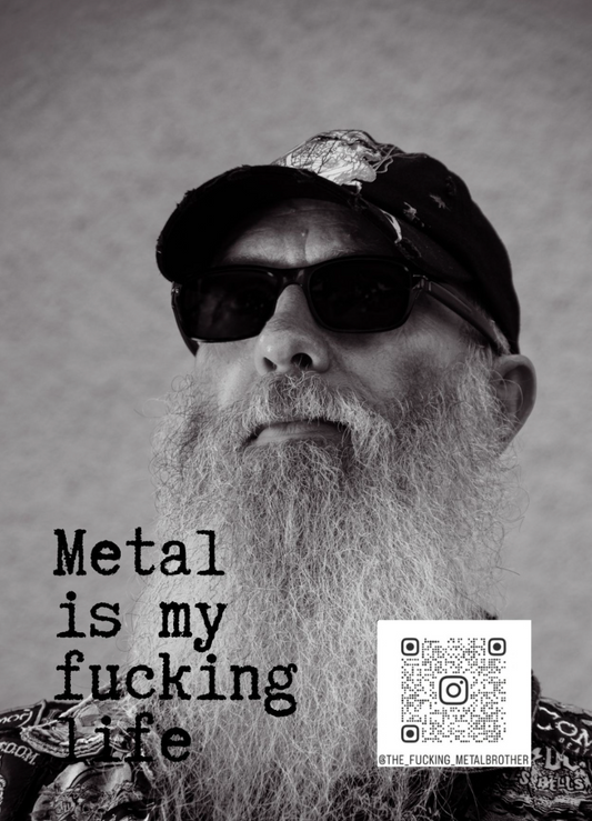 "Thefuckingmetalbrother in ikonischer Pose: langer Bart, Sonnenbrille und Patch-Jacke. 'Metal is my fucking life' – pure Leidenschaft und Rebellion. 